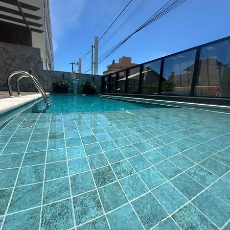Apartamento Alto Padrão em Bombinhas à 70 metros da praia, com piscina aquecida, sala de jogos, academia e espaço kids!!-2